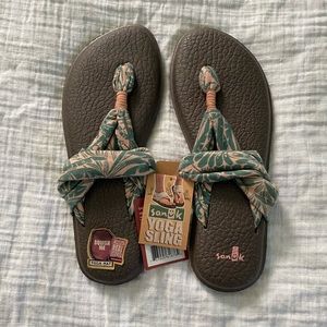 NWT Sanuk yoga mat sandals